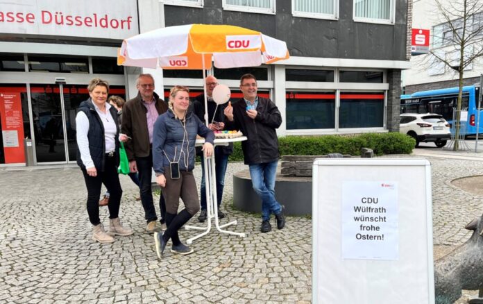 Das Team der DCU Wülfrath hat in der Innenstadt kleine Osterpräsente verteilt. Foto: CDU