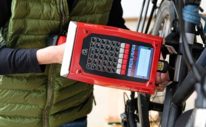 Mit einem solchen Gerät werden die Fahrräder codiert. Foto: ADFC Velbert