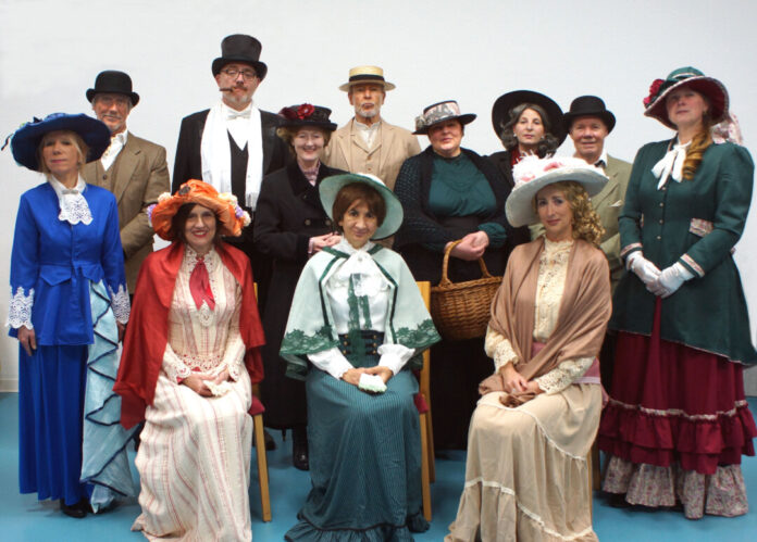 Das aktuelle Stück des Theaterensembles der VHS spielt in England im Jahre 1910. Foto: Laien’s Klapp