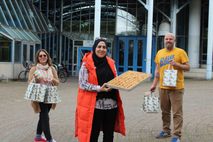 Integrationsbeauftragter Torsten Gumbrecht (r.) hat gemeinsam mit Fatima Assila (M.) und Maria Pashazadeh (l.) aus der Abteilung Integration mehrere Geschenktütchen mit arabischen Süßigkeiten und bunten Spielzeugen gepackt und anschließend an die Bewohnerinnen und Bewohner der städtischen Notunterkunft im Bürgerhaus Hochdahl verteilt. Foto: Stadt Erkrath