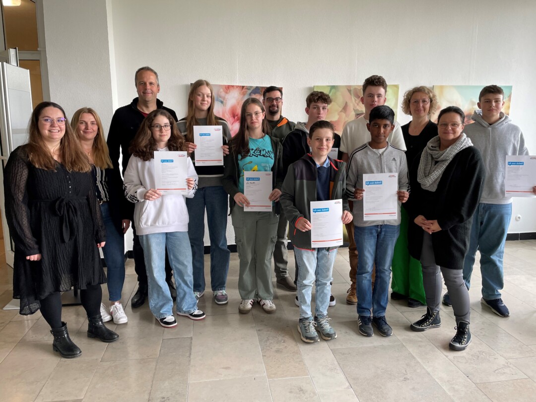 Zum Abschluss ihres Arbeitstages erhielten die Jugendlichen Urkunden für ihre Teilnahme am Girls‘ und Boys‘ Day in der Stadtverwaltung. Foto: Kreisstadt Mettmann