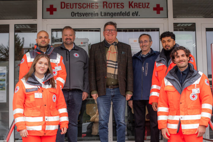 Unter anderem in Langenfeld waren die DRK-Botschafter unterwegs: Burak Yildirim, DRK Kreisgeschäftsführer Stefan Vieth, DRK Langenfeld e.V. Ortsverein Vorsitzender Magnus Staehler, stellv. Vorsitzender Jürgen Jungmann und Dennis Diviniyathasan. Foto: DRK