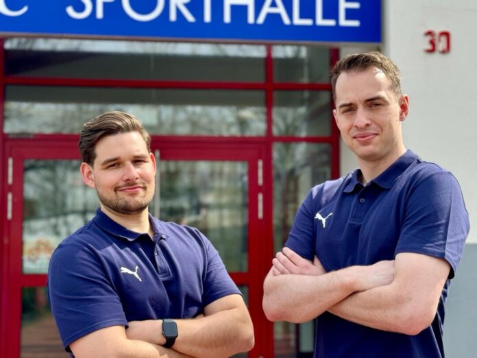 Hendrik Hanisch und Timo Schmitz spielen in der Herrenmannschaft und sind in der Handballabteilung verantwortlich für Marketing und Sponsoring. Foto: TB Wülfrath