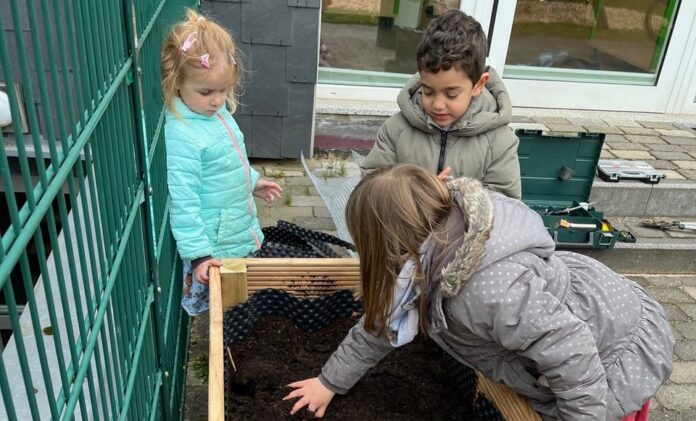 In den Hochbeeten können die Kinder säen und pflanzen - und dabei etwas über die Natur lernen. Foto: Bürgerstiftung