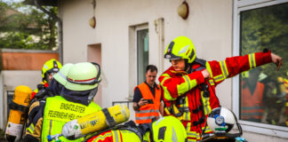 Gemeinsam bewältigten die Brandschützer das Übungsszenario. Foto: FW Heiligenhaus