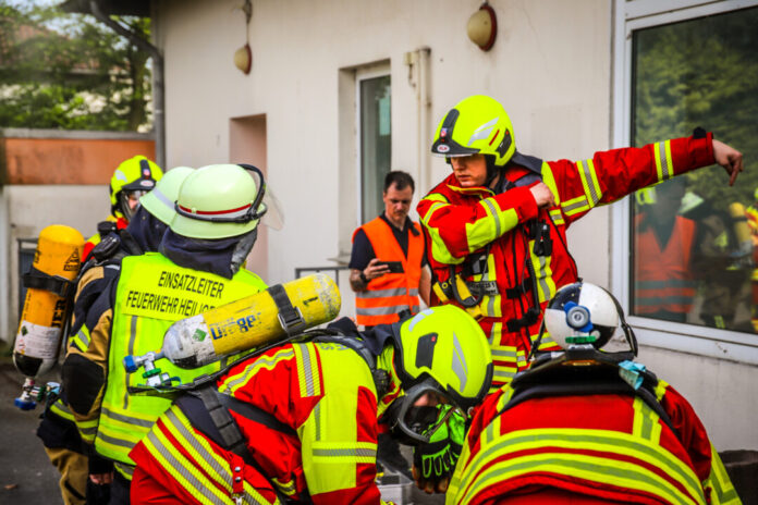 Gemeinsam bewältigten die Brandschützer das Übungsszenario. Foto: FW Heiligenhaus