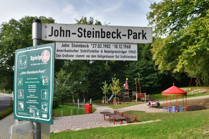 Ein Schild weist auf den John-Steinbeck-Park hin. Archivfoto: Mathias Kehren