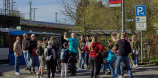 Für die bunte Truppe aus Wülfrath war es eine Premiere: Erstmals ging es mit den "Öffis" zum Ziel. Foto: Klückmann