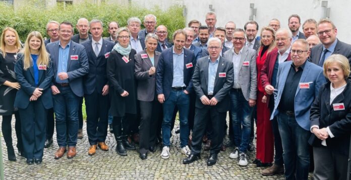 Die Teilnehmerinnen und Teilnehmer der Kommunalkonferenz. Foto: Für die Würde unserer Städte