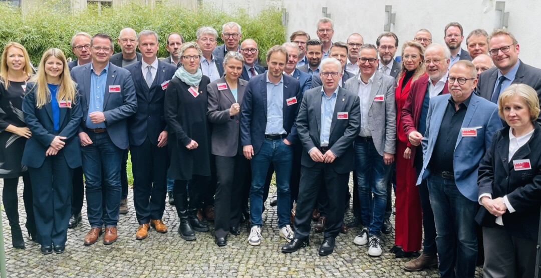 Die Teilnehmerinnen und Teilnehmer der Kommunalkonferenz. Foto: Für die Würde unserer Städte