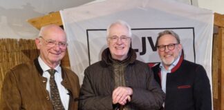 Stabwechsel an der Spitze der Kreisjägerschaft Düsseldorf und Mettmann bei der Jahreshauptversammlung auf Gut Aue: Gerd Spiecker, Geschäftsführer der Kreisjägerschaft (l.), und Christian Freund, neuer Vorsitzender (r.), dankten dem scheidenden Vorsitzenden Dr. Bernhard Richter für sein langjähriges Engagement. Foto: Susanne Bossy