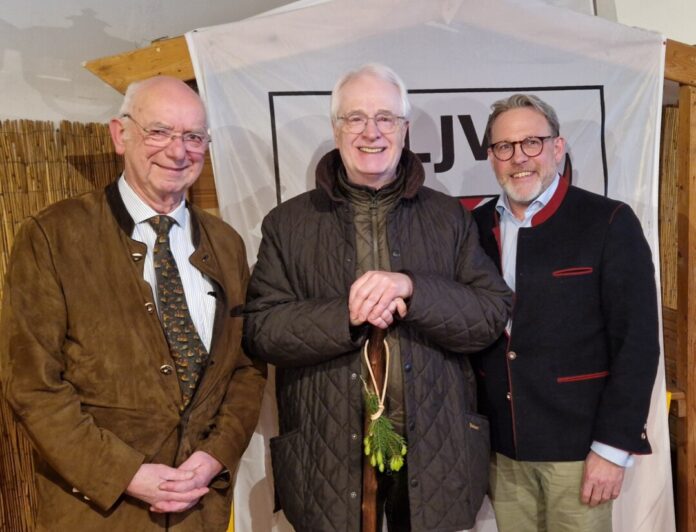 Kreisjägerschaft neuer Vorsitzender Stabwechsel an der Spitze der Kreisjägerschaft Düsseldorf und Mettmann bei der Jahreshauptversammlung auf Gut Aue: Gerd Spiecker, Geschäftsführer der Kreisjägerschaft (l.), und Christian Freund, neuer Vorsitzender (r.), dankten dem scheidenden Vorsitzenden Dr. Bernhard Richter für sein langjähriges Engagement. Foto: Susanne Bossy