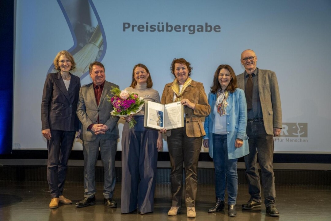 Im Beisein von Andrea Pufke, Landeskonservatorin des LVR-Amtes für Denkmalpflege im Rheinland, Professor Roland Kanz, Rheinische Friedrich-Wilhelms-Universität Bonn und Vorsitzender der Jury des Paul-Clemen-Preises, Anne Henk-Hollstein, Vorsitzende der Landschaftsversammlung Rheinland, Corinna Franz, LVR-Kulturdezernentin, und Prof. Dr. Jürgen Wiener, Heinrich-Heine-Universität Düsseldorf (v.l.), erhielt Dr. Kathrin DuBois (3.v.l.) den Paul-Clemen-Preis des LVR. Foto: Uwe Weiser / LVR