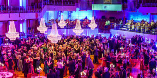 Walzerklänge und mehr versetzen die Ballgäste im festlichen Alfried Krupp Saal in Bewegung. Foto: Volker Wiciok