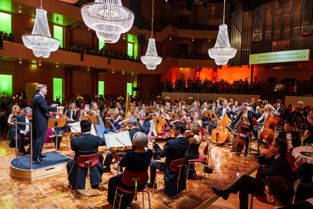 Festliche Eröffnung: Die Essener Philharmoniker spielen zum Auftakt des Philharmonischen Balls. Foto: Volker Wiciok
