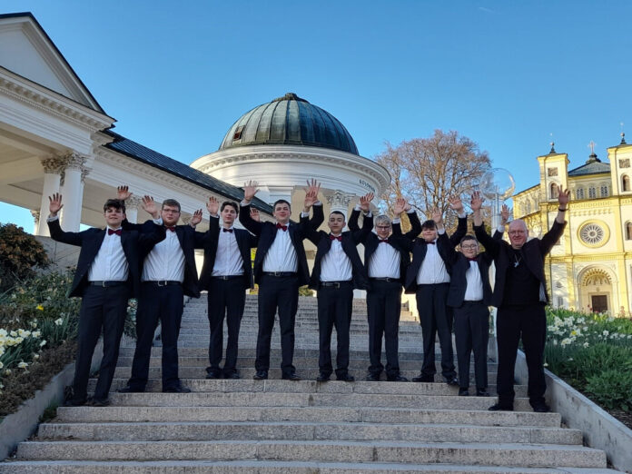 "Die Rheinischen Sängerknaben" vor den Kolonaden in Karlsbad. Foto: privat