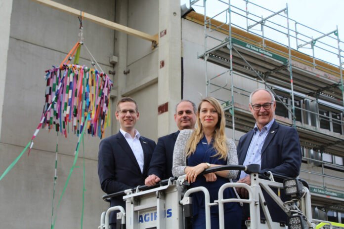 Richtfest_Feuer- und Rettungswache Bürgermeister Christoph Schultz, Marc Christoph (Geschäftsführer der Hundhausen Bauunternehmung GmbH), Charlotte Wolf (Leiterin des Fachbereichs Immobilienmanagement Neubauprojekte) und Bauausschuss-Vorsitzender Detlef Ehlert freuen sich über das Richtfest der neuen Feuer- und Rettungswache. Foto: Stadt Erkrath