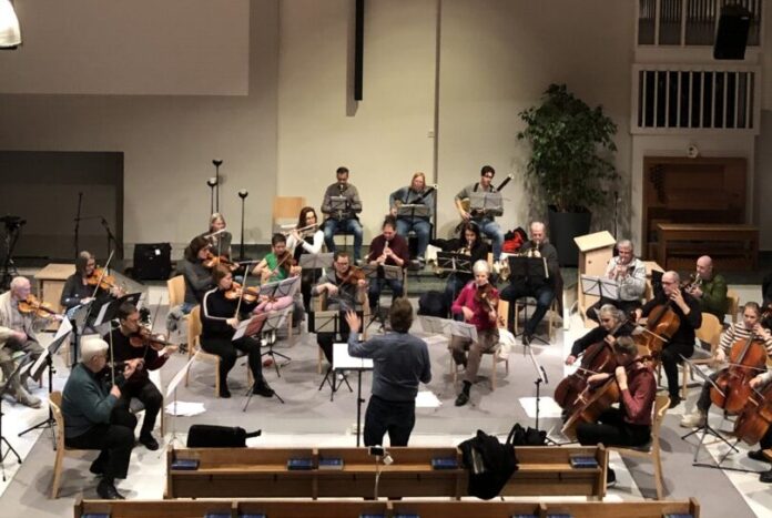Das Sinfonieorchester Niederberg spielt in der Apostelkirche. Foto: Sinfonieorchester Niederberg