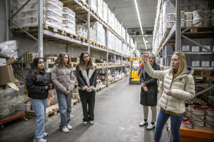 Besuchten gemeinsam die BLF Holding in Velbert: Die Schülerinnen Lara Kolcak, Jalila Reggai und Pia Vollbrecht. Foto: Andreas Endermann