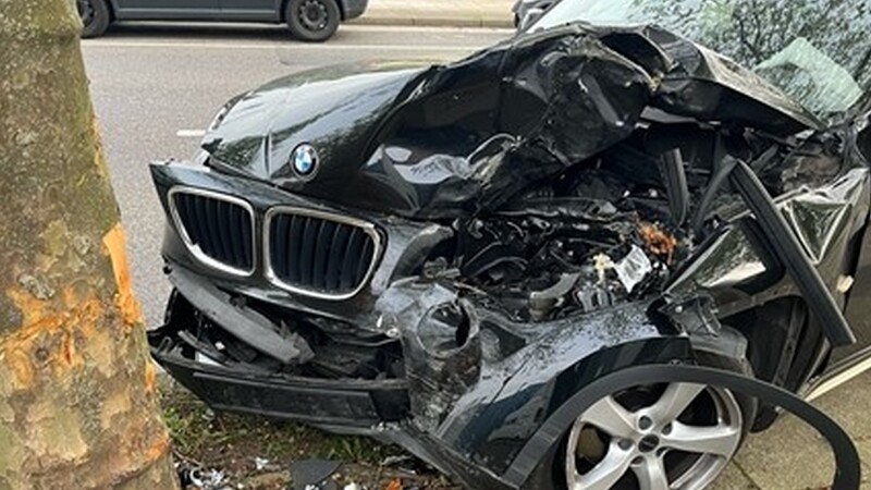 Der beschädigte BMW nach dem Crash in Heiligenhaus. Foto: Polizei