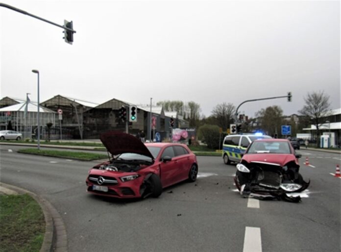 Im Kreuzungsbereich Werdener Straße / "Am Wasserfall" in Velbert kam es zu einem frontalen Zusammenstoß zweier Mercedes. Foto: Polizei