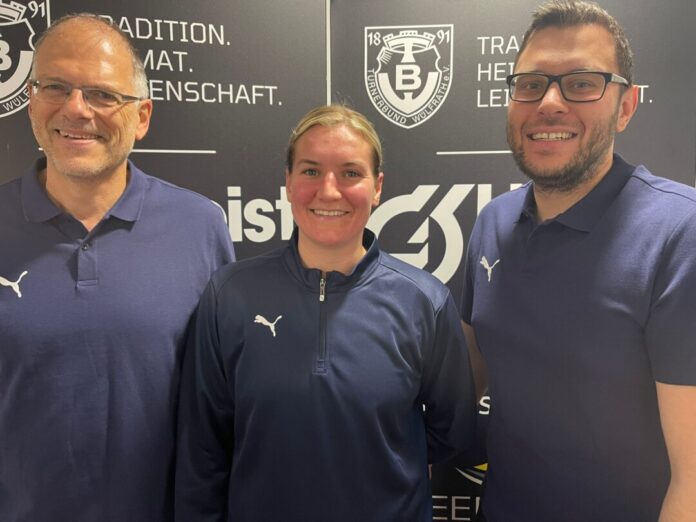 Jörg Büngeler, Cheftrainer der ersten Damenmannschaft, Damenwartin Lena Feldstedt und Tim Micus, Cheftrainer der 2. und 3. Damen. Foto: TBW