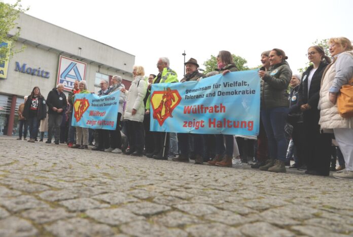 Am Samstag in der Innenstadt versammelten sich rund 200 Wülfrather Bürgerinnen und Bürger. Foto: Volkmann