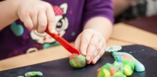 Ein Kind spielt mit Knete. Foto: pixabay
