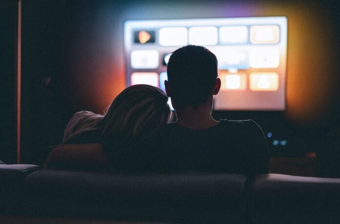 Ein Paar schaut Fernsehen. Foto: pixabay