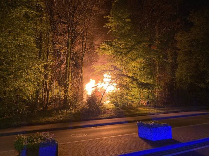 Die Laube stand lichterloh. in Flammen. Foto: Polizei