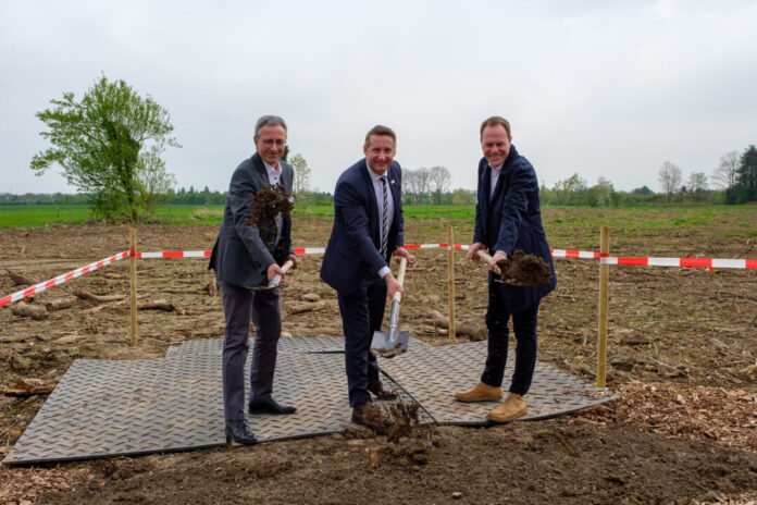 Engin Alparslan., Thomas Schürmann und Stephan Keller beim Spatenstich. Foto: Landeshauptstadt Düsseldorf / Uwe Schaffmeister