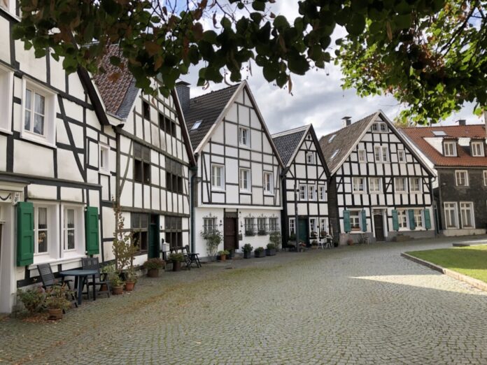 Wülfraths schöne Fachwerkhäuser halten als Motiv für das Puzzle her. Foto: privat
