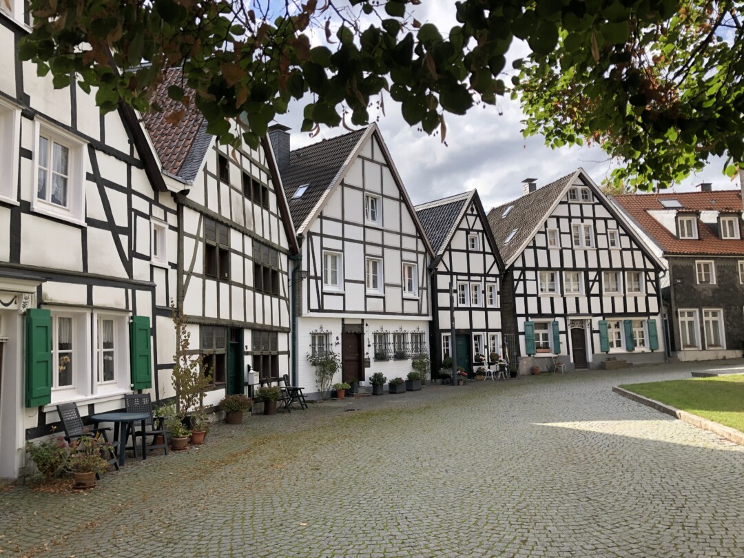 Wülfraths schöne Fachwerkhäuser halten als Motiv für das Puzzle her. Foto: privat