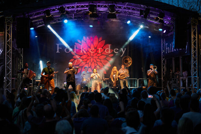 Das Folkerdey-Festival – hier eine Aufnahme von 2022 – lockt am 8. Juni ans Eisenzeitliche Gehöft in den Volkardeyer Park. Foto: Stadt Ratingen