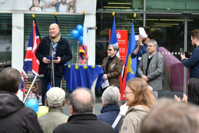 Bürgermeister Dirk Lukrafka und seine Amtskollegin Evelyn Azihari aus Châtellerault haben das Europafest offiziell eröffnet.