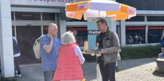 Mit Rosen zum Muttertag würdigte der CDU-Stadtverband Wülfrath die Doppelbelastung der Frauen in Familie und Beruf. Foto: CDU Wülfrath