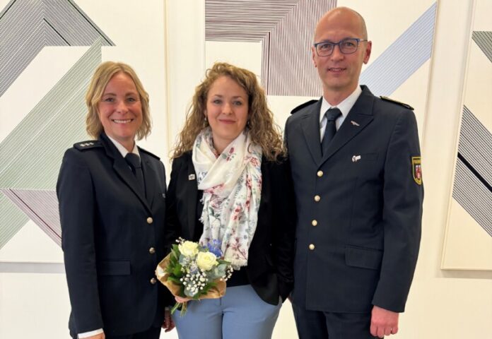 Die Ratingerin Tanja Scholten mit Feuerwehrchef René Schubert und Polizeihauptkommissarin Diane Dulischewski bei der Ehrung durch die "Ratinger We-iter". Foto: Polizei