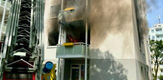 Flammen sind in der Wohnung zu sehen. Foto: FW HEI