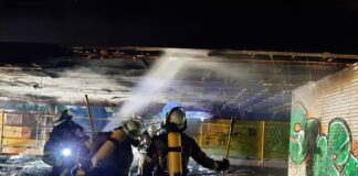 Die Löschmaßnahmen am Gymnasium Borbeck. Foto: FW Essen