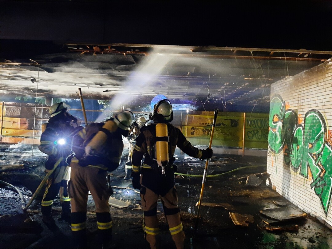 Die Löschmaßnahmen am Gymnasium Borbeck. Foto: FW Essen
