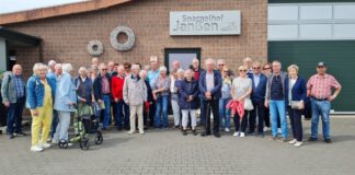 Die Ausflugsgruppe vor dem Spargelhof in Walbeck. Foto: privat