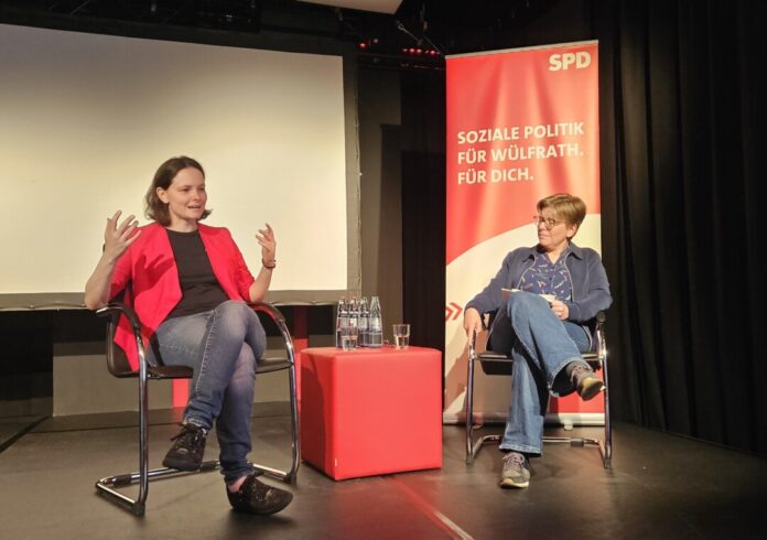 Die Historikerin und EU-Kandidatin Sabrina Proschmann (l.) beantwortete die Fragen von Melanie Brans (r.) und des Publikums. Foto: SPD