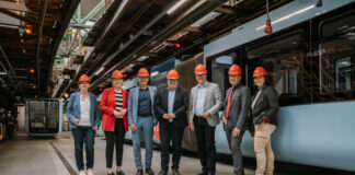 WSW-Projektleiterin Martina Langer, WSW mobil, Geschäftsführerin Sabine Schnake, Wuppertals Oberbürgermeister Uwe Schneidewind, Minister für Umwelt, Naturschutz und Verkehr des Landes NRW Oliver Krischer, Leiter Technik Verkehr und Betriebsleiter Schwebebahn bei den WSW Christian Kindinger, Ressortleiter „Bauen und Wohnen“ Jochen Braun und Geschäftsführerin der BUGA Wuppertal Susanne Brambora-Schulz. Foto: WSW