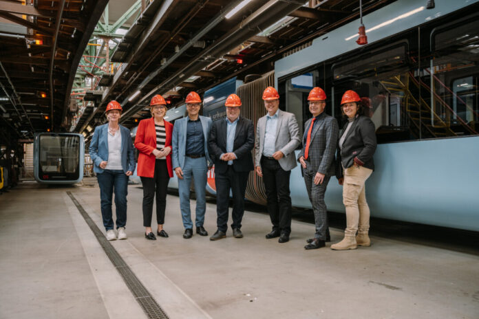 WSW-Projektleiterin Martina Langer, WSW mobil, Geschäftsführerin Sabine Schnake, Wuppertals Oberbürgermeister Uwe Schneidewind, Minister für Umwelt, Naturschutz und Verkehr des Landes NRW Oliver Krischer, Leiter Technik Verkehr und Betriebsleiter Schwebebahn bei den WSW Christian Kindinger, Ressortleiter „Bauen und Wohnen“ Jochen Braun und Geschäftsführerin der BUGA Wuppertal Susanne Brambora-Schulz. Foto: WSW