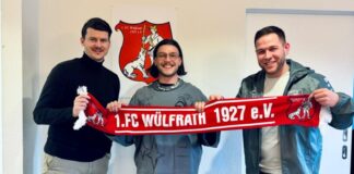 Die beiden FCW-Trainer Phillip Schmidt und Joscha Weber (r.) stellen einen der Neuzugänge vor: Tom Paß. Foto: FCW
