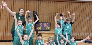 Lintorfs Nachwuchs-Basketballer feiern den Sieg. Foto: TuS 08 Lintorf