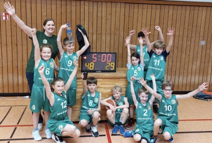 Lintorfs Nachwuchs-Basketballer feiern den Sieg. Foto: TuS 08 Lintorf