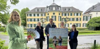 Katharina Sonius (Neanderland Tourismus), Hanna Walter (Hegemeisterin des Eiszeitlichen Wildgeheges Neandertal), Kreisdirektor und Kulturdezernent Pilipp Gilbert, Paula Lange (Neanderland Tourismus) und Aniss Finzi (Industriemuseum Textilfabrik Cromford). Foto: Kreis ME