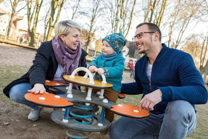 Zum Internationalen Tag der Familie weist die Rentenversicherung auf die Relevanz von Kindererziehungszeiten als Faktor für die Rente hin. Foto: DRV