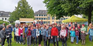 Viele Wanderfreunde haben für die Auftakttour die Schuhe geschnürt. Foto: Kreis Mettmann